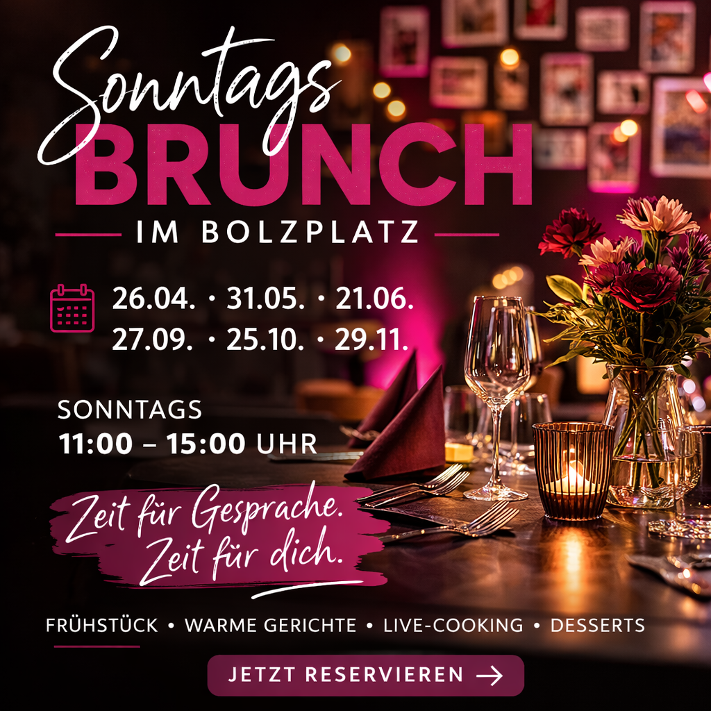 Ein festlich gedeckter Tisch mit Blumen und Kerzen in warmem Licht im Restaurant